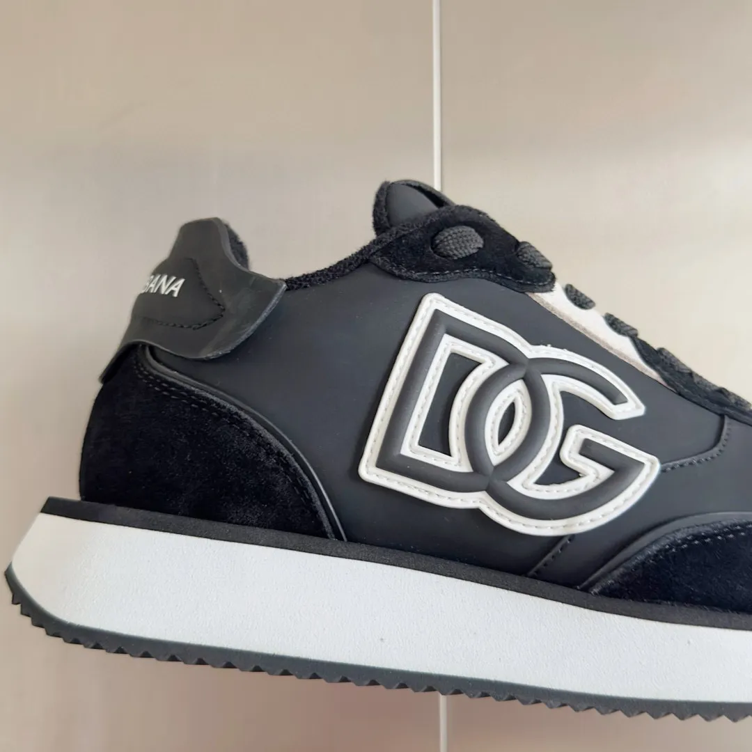 Factory price: 458💰D&G's latest Cushion series casual sports shoes, dad shoes, running shoes, original purchase and development, production, handmade, but always looking to the future. The new Cushion sneakers feature a two-tone suede upper accented by a mesh contrasting printed DG cross logo on the side. The lightweight, grippy rubber outsole is innovatively designed to provide excellent performance, while the jacquard label adds timeless style. Exquisite packaging at the delivery counter🛍📦 ▪️ Fabric: Original custom-made first-layer cowhide ▪️ Lining: Original custom-made breathable towel lining ▪️ Sole: Original open-molded rubber material ▪️ Bottom thickness: 3.5CM ▪️ Size: Men's 38-44, customized 45